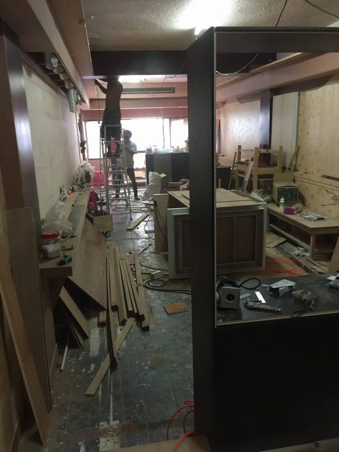 タニヤ入り口のアゲハビル４階の美容院の工事風景