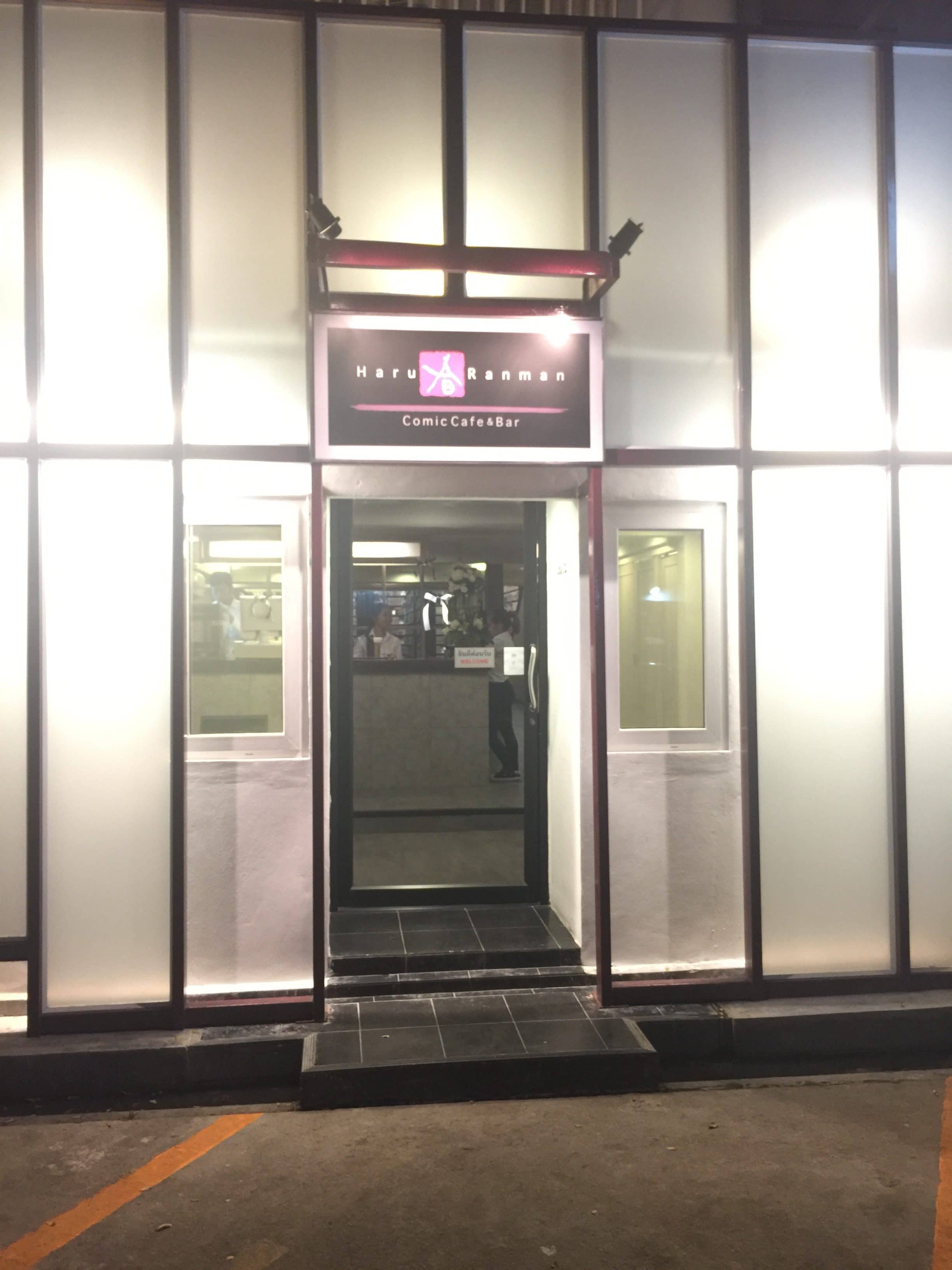 バンコクプロンポン春らんまんComicCafe&Bar漫画喫茶